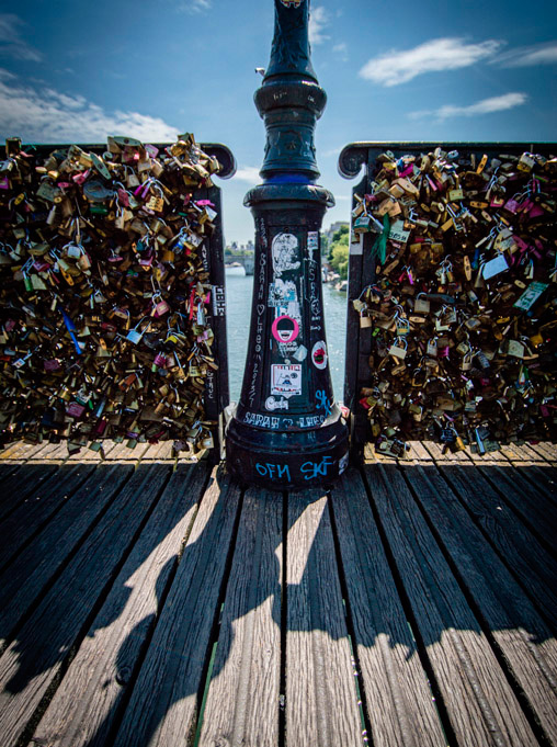 Paris rive gauche, pont des arts, poteau entouré de cadenas